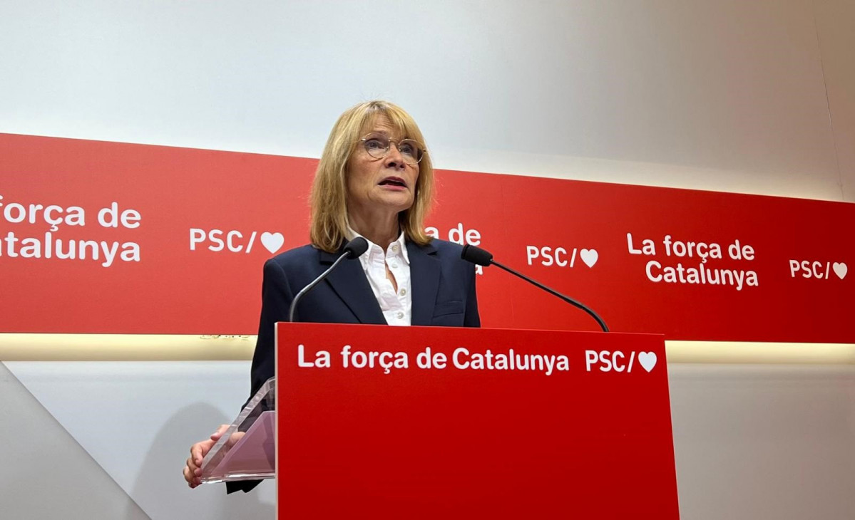 La viceprimera secretaria y portavoz del PSC, Lluïsa Moret, en una rueda de prensa desde la sede del partido
