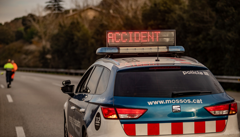 Vehicle de MMEE amb indicador daccident