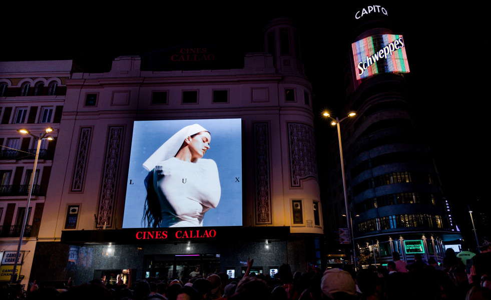Decenas de personas observan la portada del nuevo álbum de Rosalía, 'Lux'