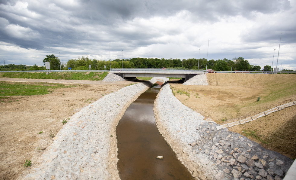 Nueva carretera de reciente construccion en el distrito de brcko bosnia y herzegovina