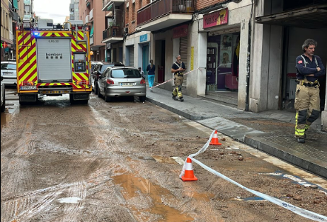 Una fuga de agua provoca un corte de calle y afectaciones al suministro en Gavà