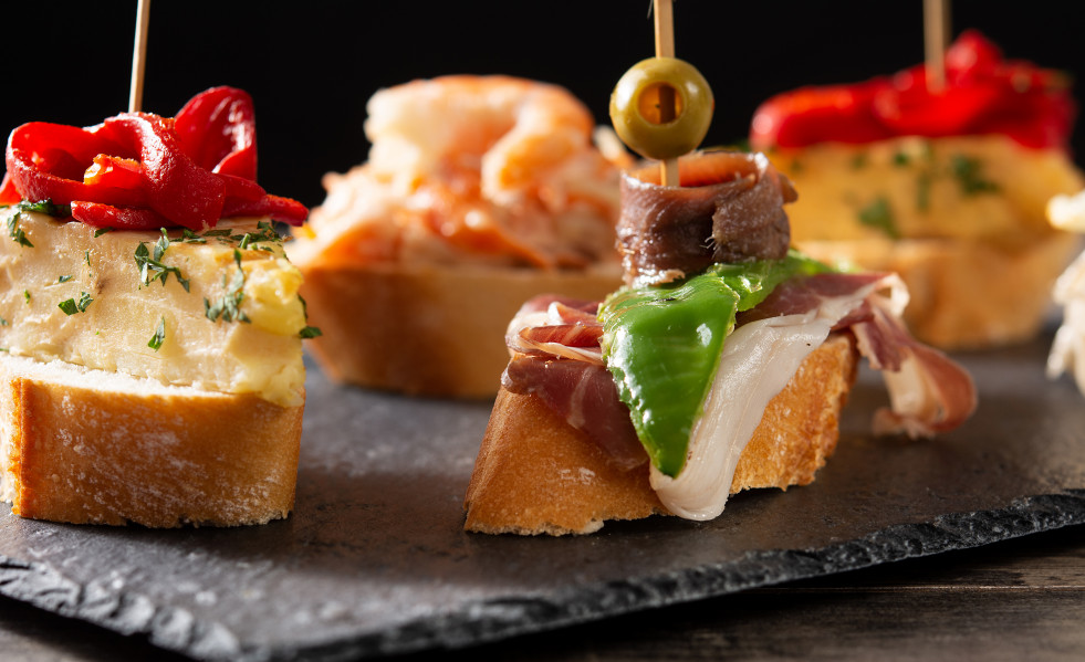 Surtido de pintxos espanoles en mesa de madera comida tipica espanola