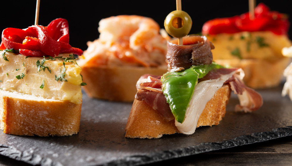 Surtido de pintxos espanoles en mesa de madera comida tipica espanola