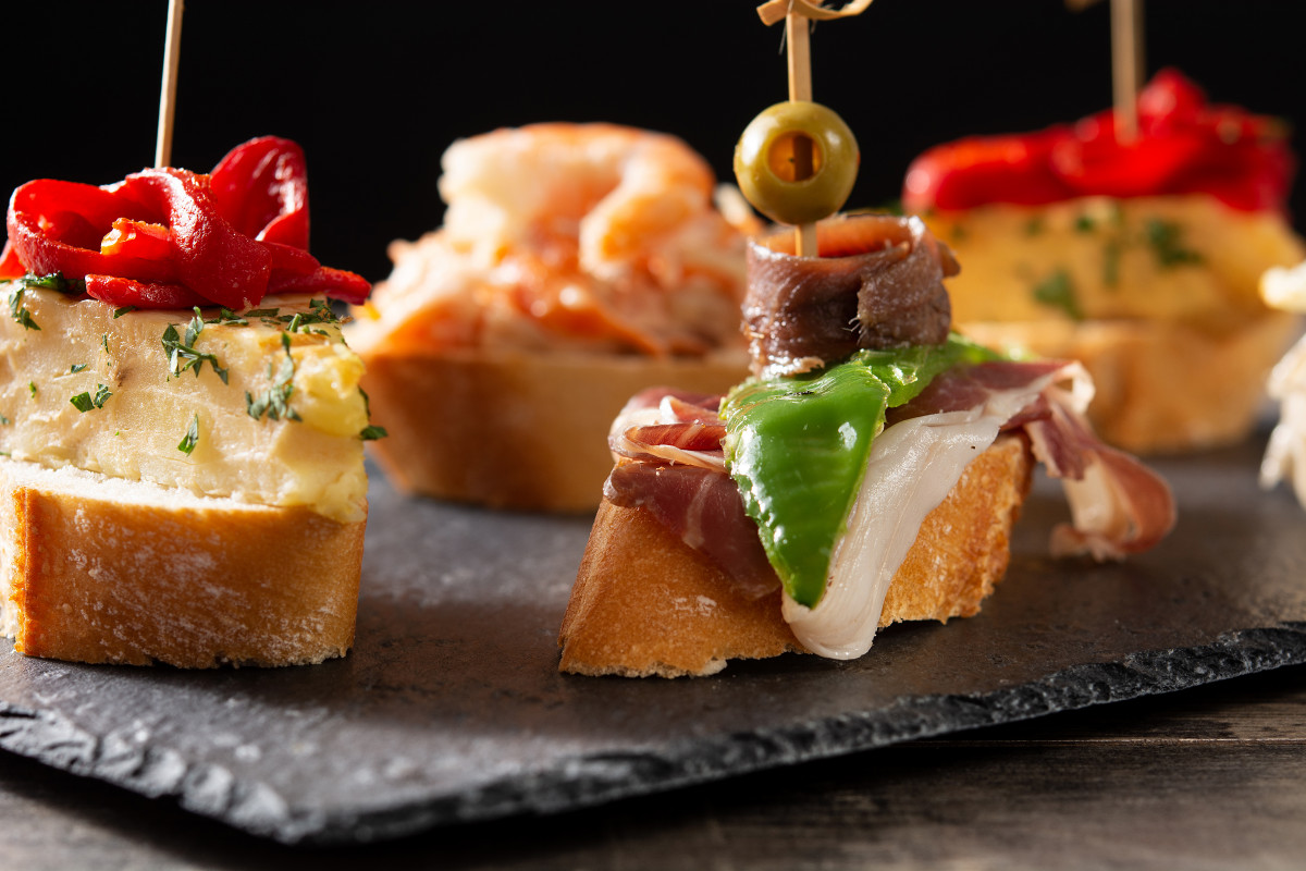 Surtido de pintxos espanoles en mesa de madera comida tipica espanola