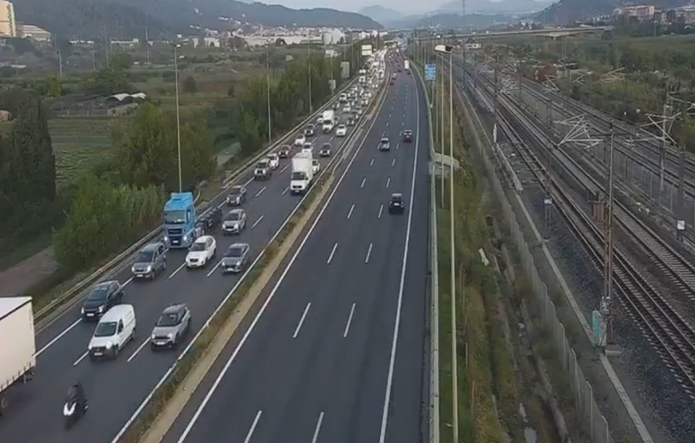 El tráfico se complica en el Baix Llobregat este lunes con retenciones en ocho vías clave