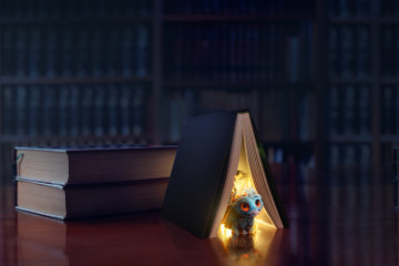 Libro abierto con escena de cuento de hadas