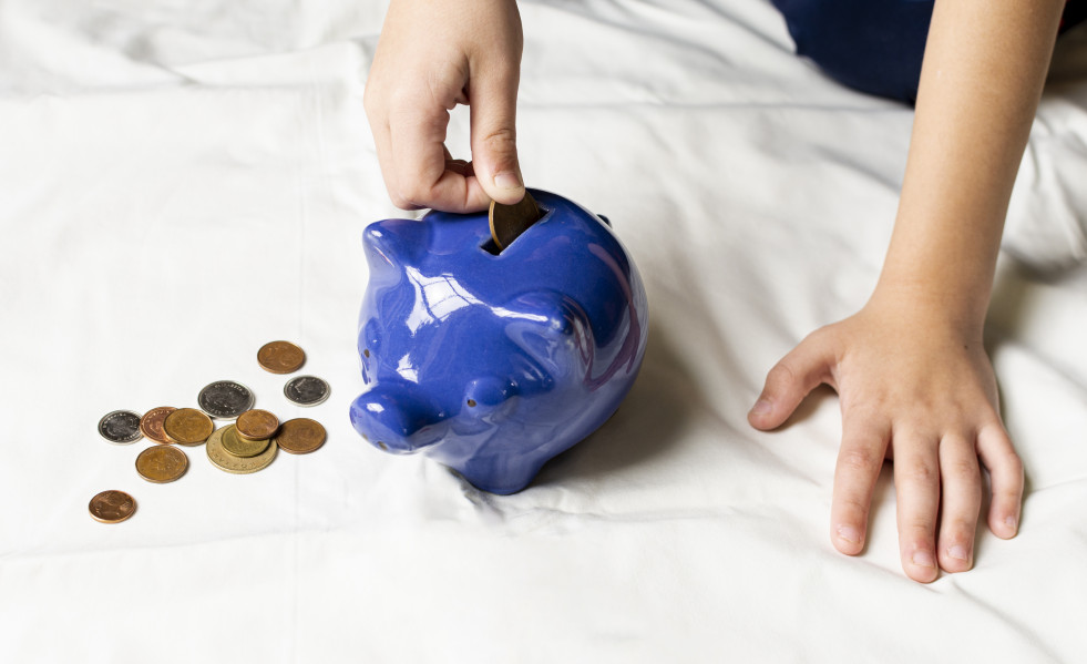 Hucha azul llena de monedas