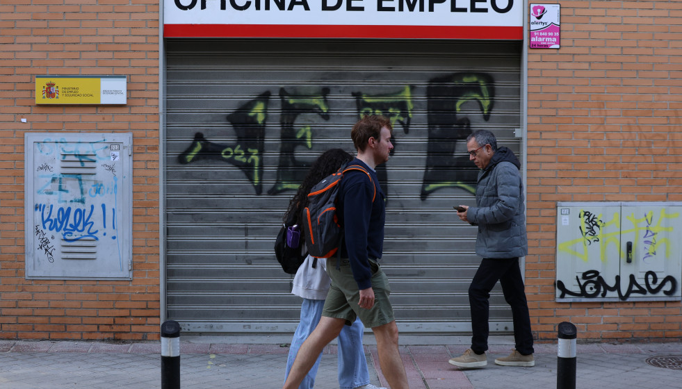 EuropaPress 7074826 persona pasa frente fachada oficina sepe noviembre 2025 madrid espana paro