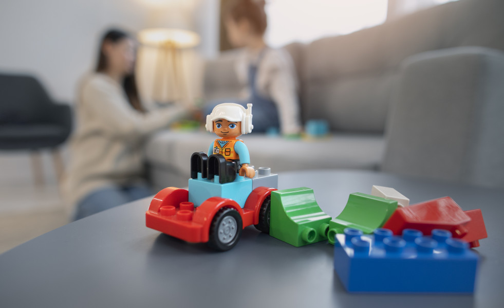 Vista lateral borrosa madre y nina en el interior