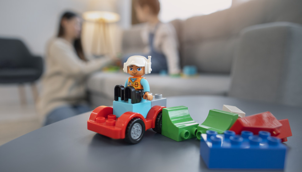 Vista lateral borrosa madre y nina en el interior