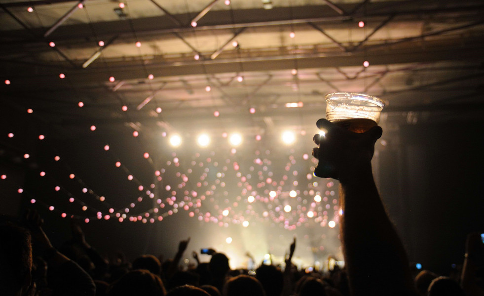 Archivo - Imagen de un vaso de alcohol en una fiesta