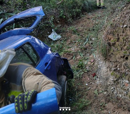 Los bomberos rescatan una conductora tras salirse y caer por un desnivel varios metros en Esparreguera
