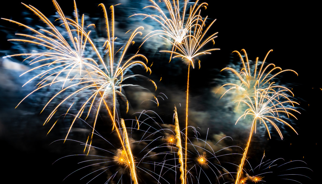 Hermoso colorido espectaculo de fuegos artificiales en la noche para celebrar