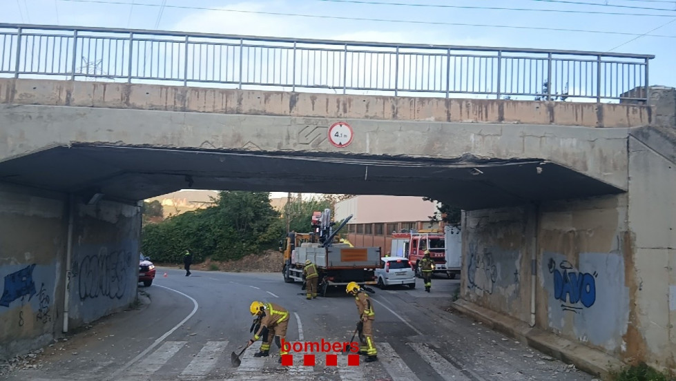 Un camión choca contra un puente Sant Vicenç dels Horts: paralizadas 7 líneas de FGC durante 1 hora
