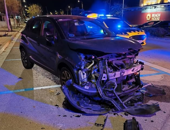 Un vehículo choca contra otro en Castelldefels tras desmayarse la conductora