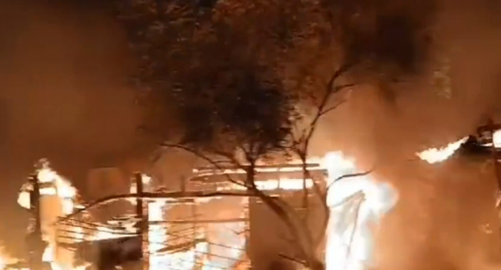 VÍDEO - Un violento incendio calcina una zona de barracas en Sant Vicenç dels Horts