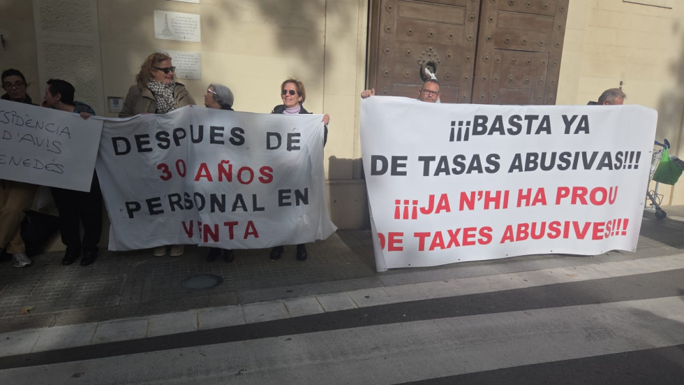 VÍDEO - Vecinos del Prat de Llobregat protestan contra la tasa de basuras, la ZBE y el cierre de una residencia