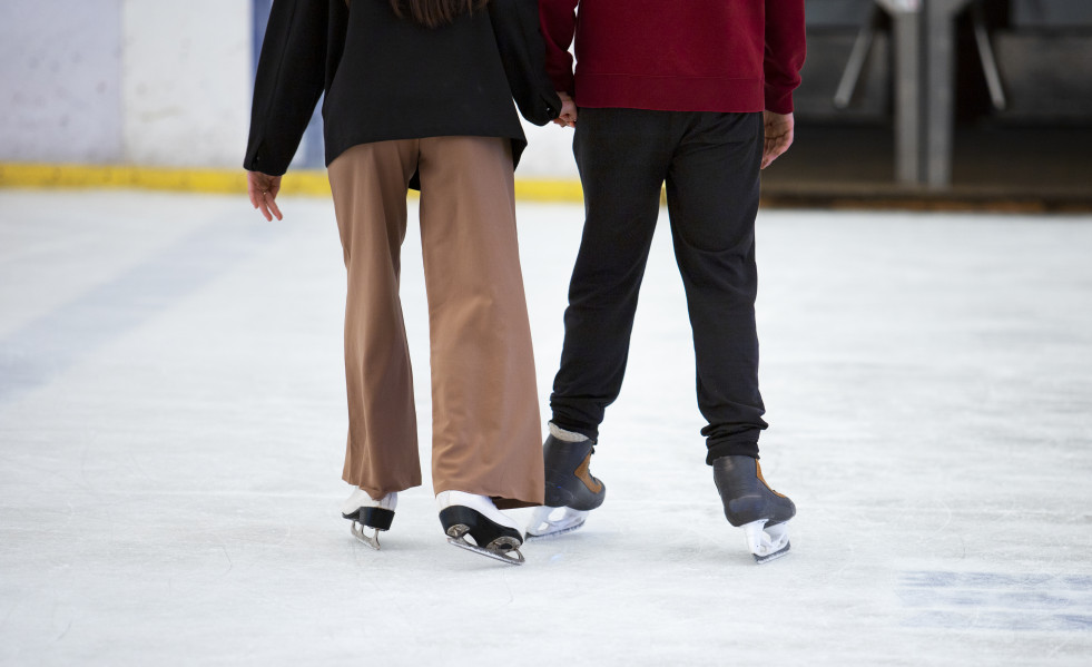 Vista posterior personas patinando sobre hielo