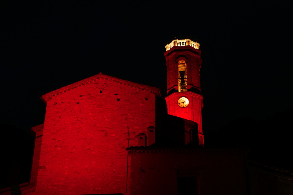 Iglesia sant corneli iluminada rojo 5