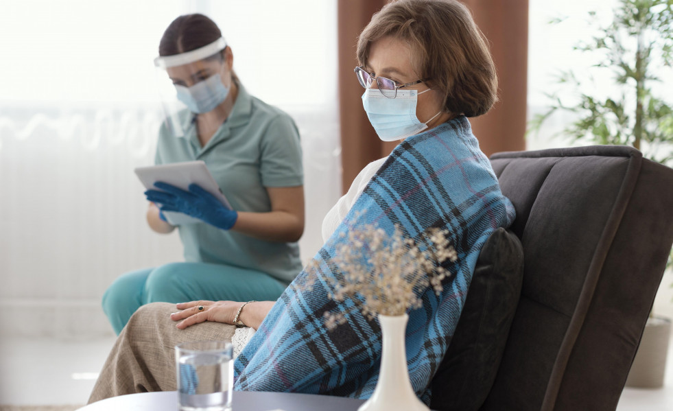 Mujeres de tiro medio con mascaras