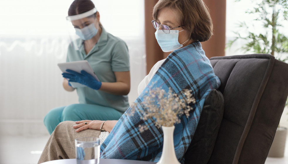 Mujeres de tiro medio con mascaras