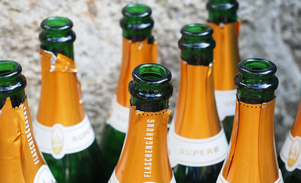 2025 12 15 14 08 29 champagne bottles 693591 1280