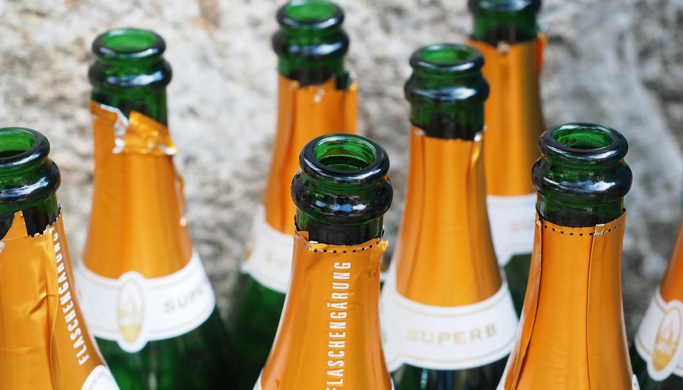 2025 12 15 14 08 29 champagne bottles 693591 1280