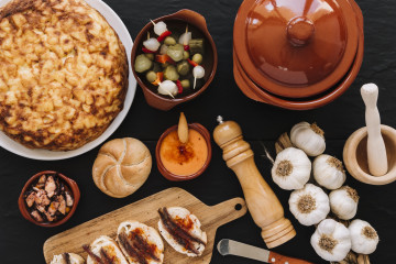 Pote y especias cerca de la comida