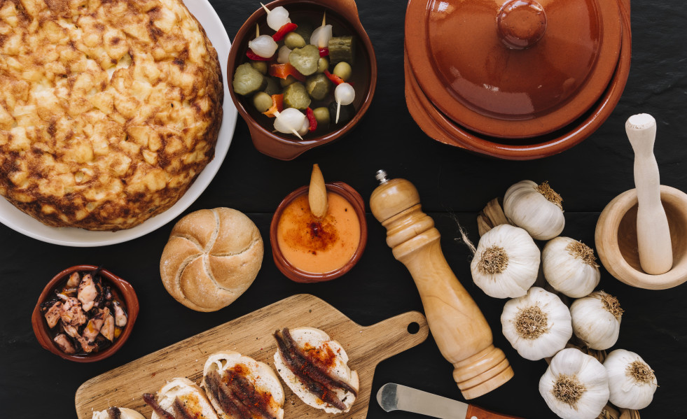 Pote y especias cerca de la comida