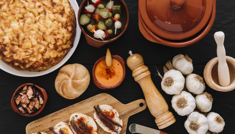 Pote y especias cerca de la comida