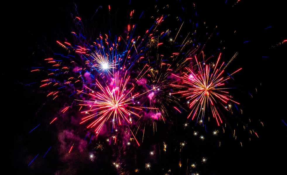 Fuegos artificiales multicolores explotando en el cielo por la noche