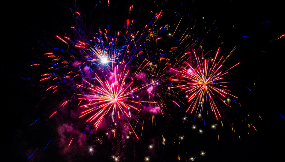 Fuegos artificiales multicolores explotando en el cielo por la noche