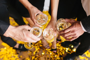 La gente tintineo de copas llenas de champan