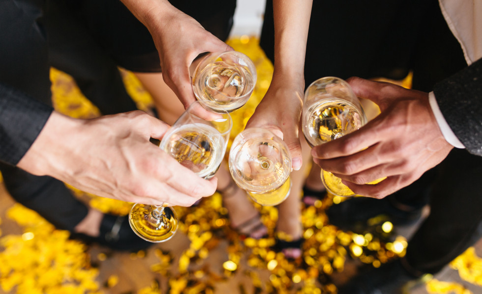 La gente tintineo de copas llenas de champan