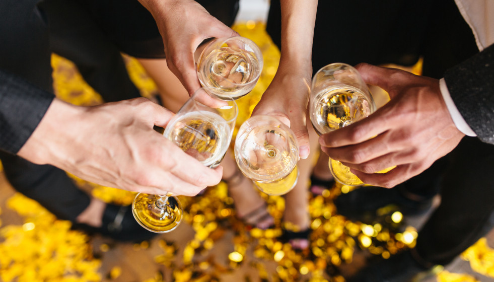 La gente tintineo de copas llenas de champan