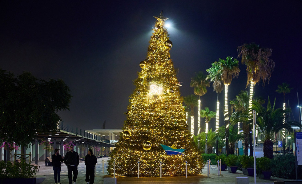 Árbol de Navidad en la entrada del Port Olímpic de Barcelona