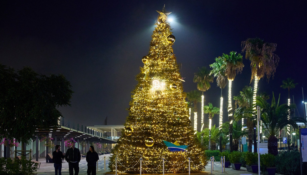 Árbol de Navidad en la entrada del Port Olímpic de Barcelona
