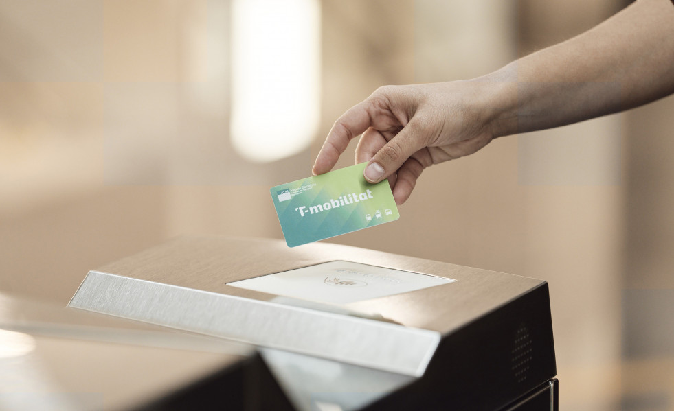 Archivo - Un usuario usa la T-Mobilitat