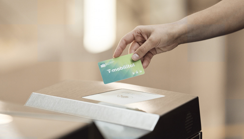 Archivo - Un usuario usa la T-Mobilitat