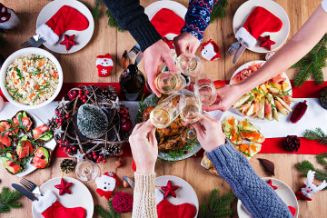 Pavo al horno cena de navidad la mesa navidena se sirve con un pavo decorado con oropeles brillantes y velas pollo frito mesa cena familiar vista superior manos en el marco