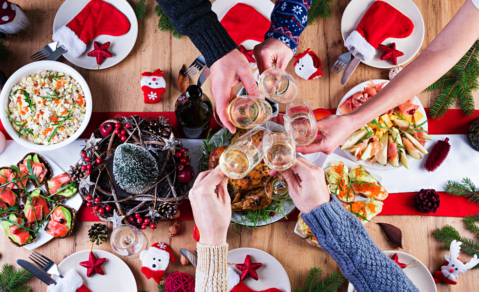 Pavo al horno cena de navidad la mesa navidena se sirve con un pavo decorado con oropeles brillantes y velas pollo frito mesa cena familiar vista superior manos en el marco