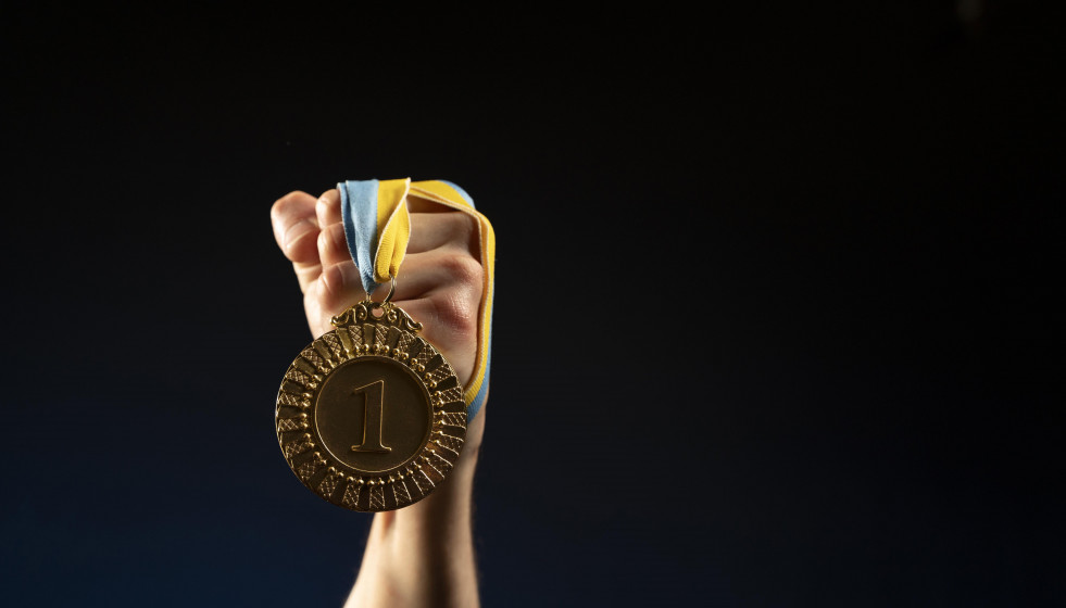 Atleta masculino sosteniendo una medalla