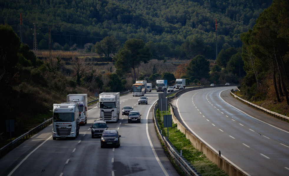 Vehículos circulan por la AP-7 que ha sufrido cortes tras el accidente de tren entre las estaciones de Sant Sadurní d’Anoia y Gelida (Barcelona).