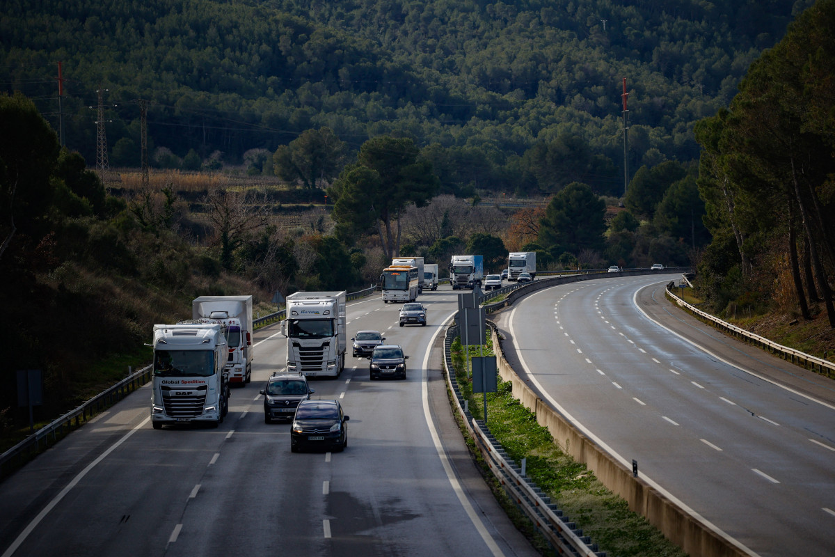 Vehículos circulan por la AP-7 que ha sufrido cortes tras el accidente de tren entre las estaciones de Sant Sadurní d’Anoia y Gelida (Barcelona).