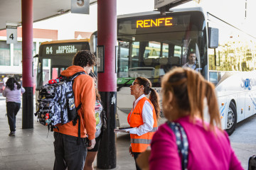 EuropaPress 7009650 varias personas esperan autobuses alternativos macrocorte linea r3 rodalies