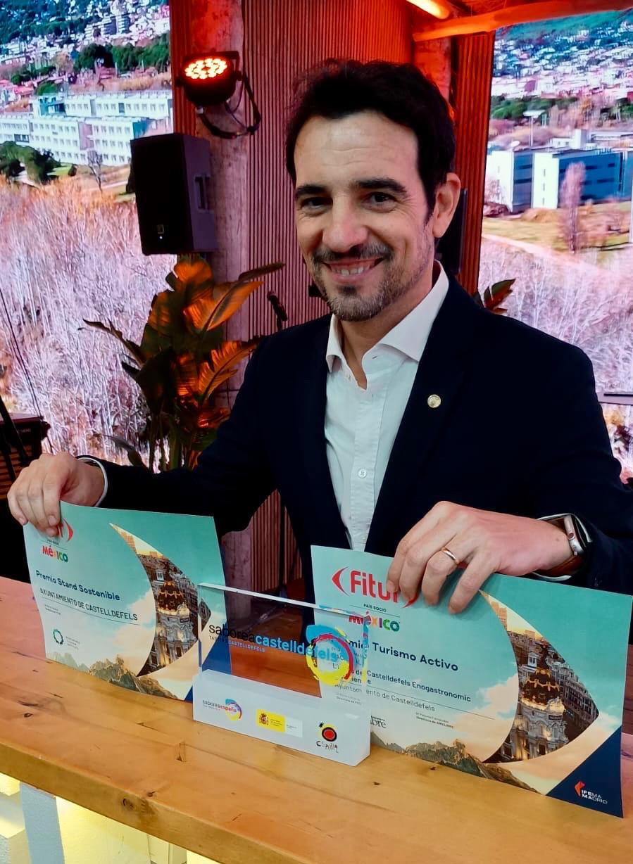 Manu Reyes con los Premios de Fitur 2026
