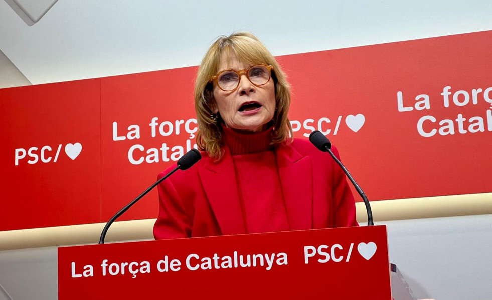La viceprimera secretaria y portavoz del PSC, Lluïsa Moret, en una rueda de prensa en la sede del partido