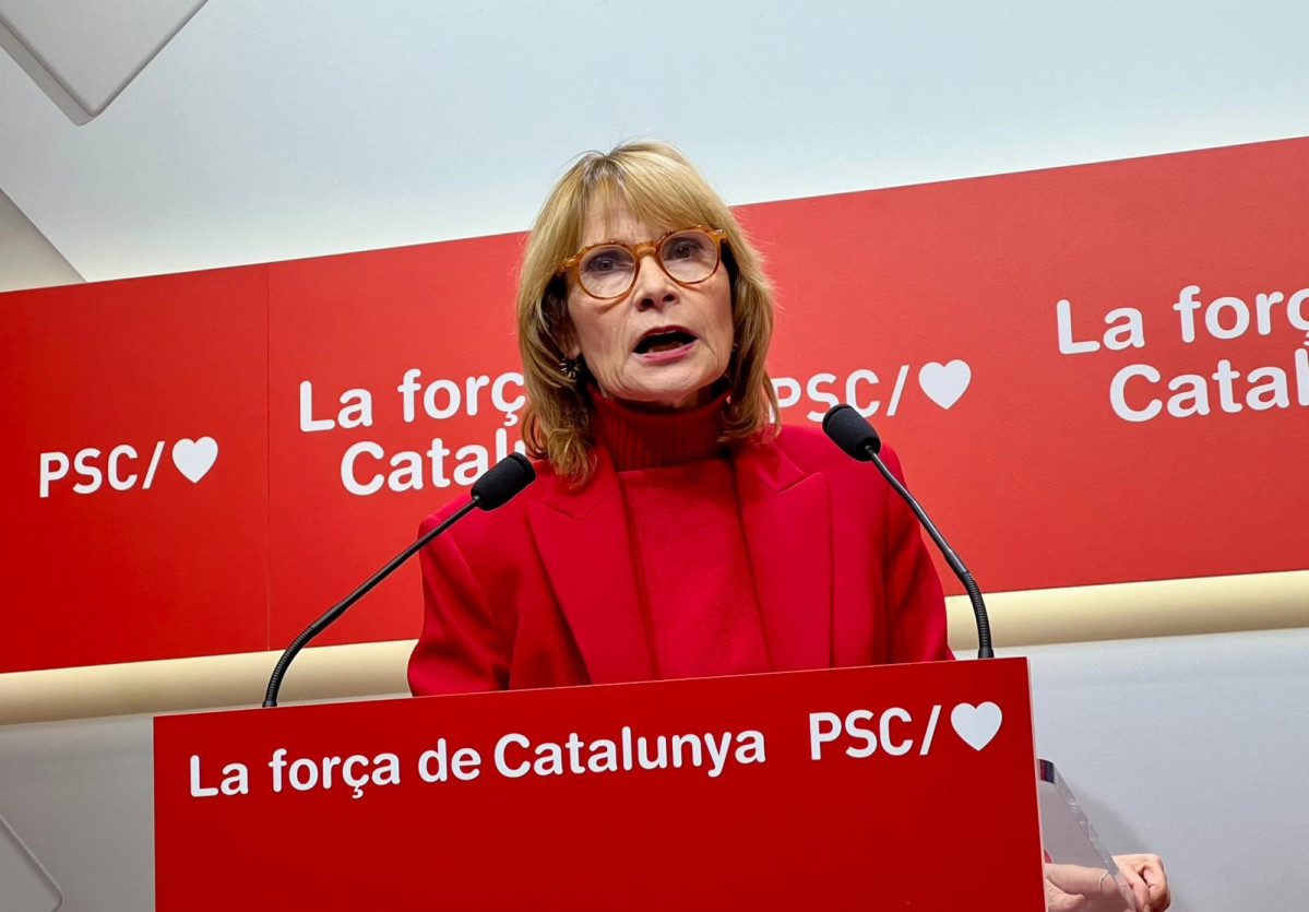 La viceprimera secretaria y portavoz del PSC, Lluïsa Moret, en una rueda de prensa en la sede del partido