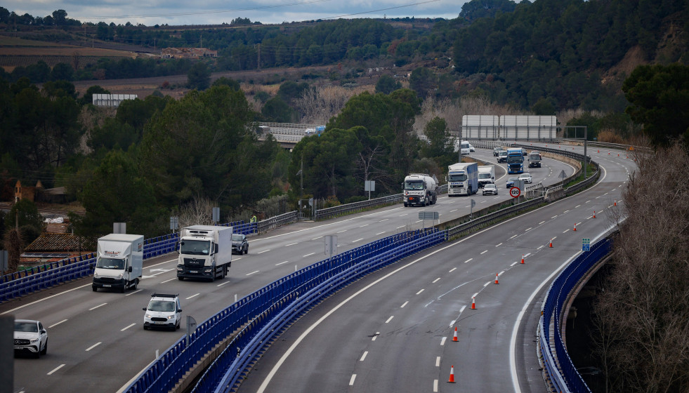 Vehículos circulan por la AP-7 que ha sufrido cortes tras el accidente de tren entre las estaciones de Sant Sadurní d’Anoia y Gelida, a 22 de enero de 2026, en Barcelona, Catalunya (España)