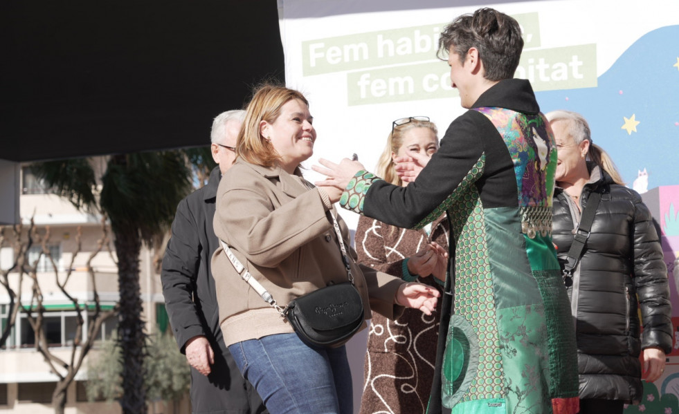 EuropaPress 7257621 alcaldesa prat llobregat barcelona alba bou entrega llaves adjudicataria